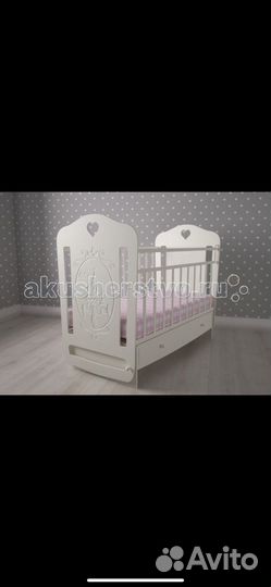 Кроватка детская с маятником