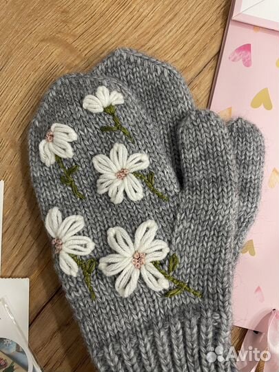 Варежки вязанные с ромашкой, ручная вышивка