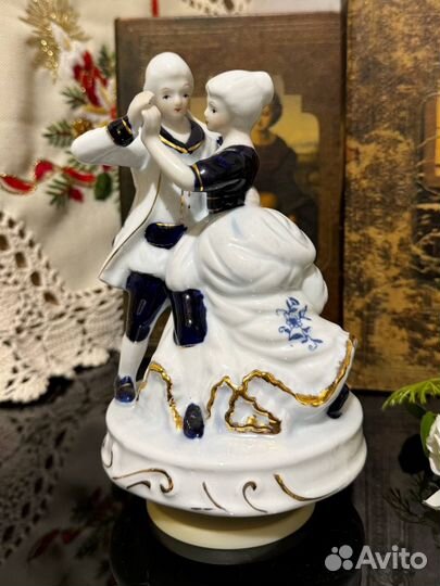 Статуэтка фарфоровая музыкальная