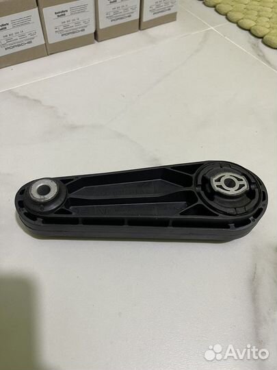 Porsche кронштейн крепления двигателя