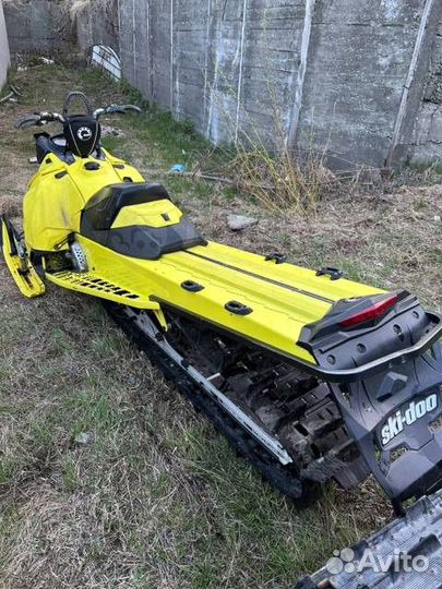 BRP ski-doo summit X T3