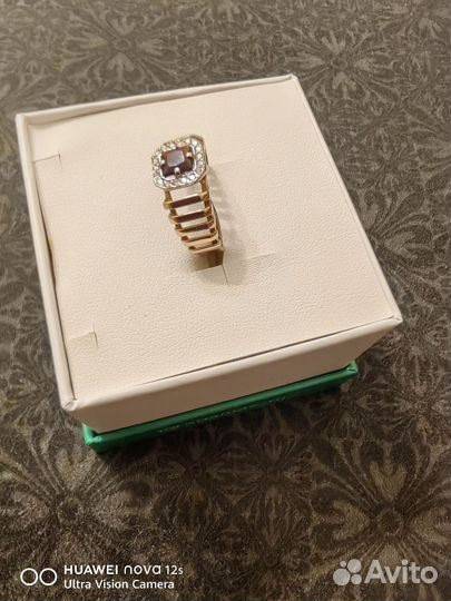 Золотое кольцо с гранатом и фианитоми