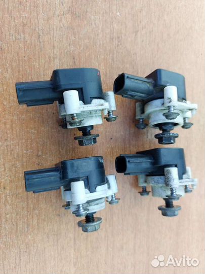 Датчик уровня высоты подвески Lexus LS600