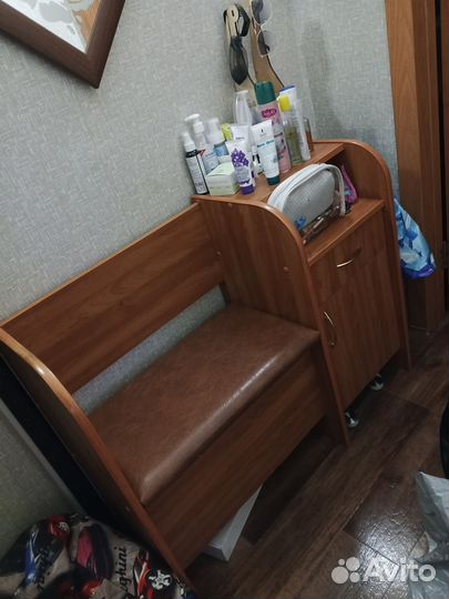 Тумбочка с сиденьем в коридор