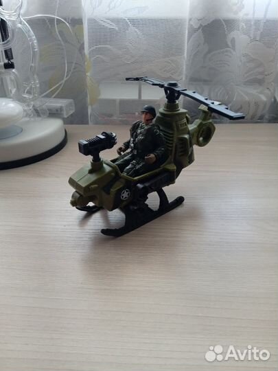 Вертолет с военным