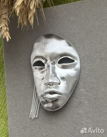 Брошь маска