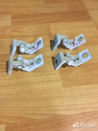 Шкода Октавия А5 Петля двери передняя правая низ