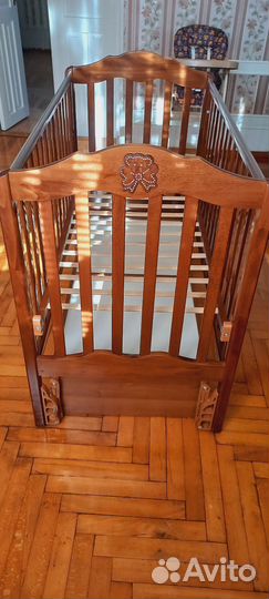 Детская кровать, стул для кормления и постель