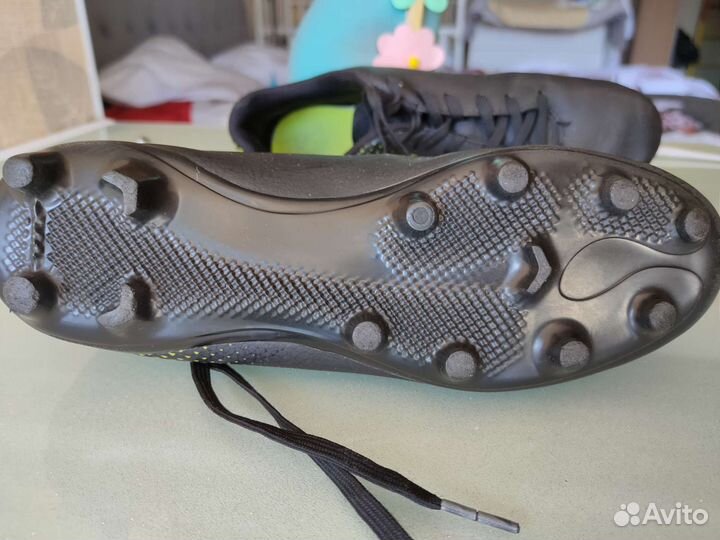 Футбольные бутсы с шипами