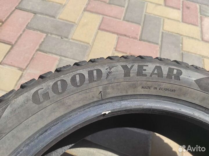 Goodyear UltraGrip Ice Arctic SUV 215/55 R18 99T