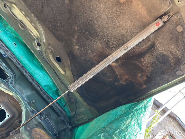 Упор капота ауди 100 с4