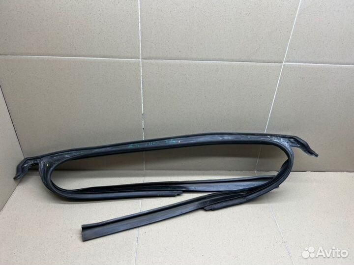 Уплотнитель стекла двери задний правый Audi A3 8V