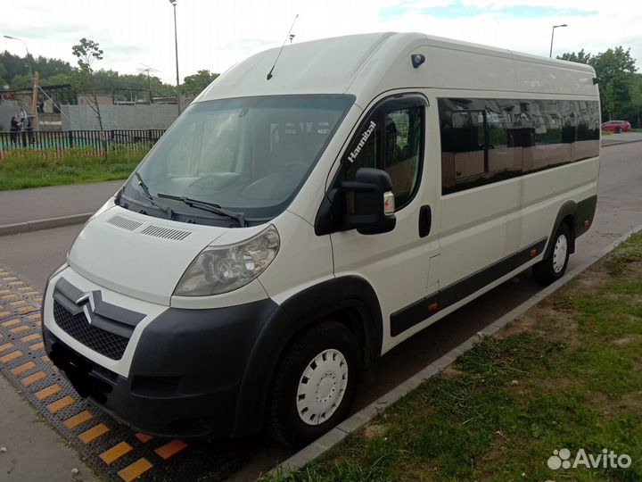 Водитель со своим микроавтобусом