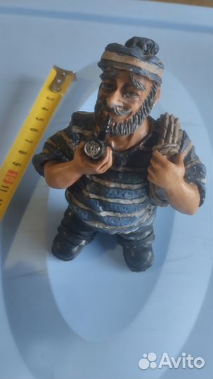 Фигурки коллекционные, нэцкэ, куклы, значки, кружк