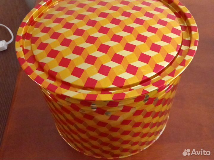 Коробка подарочная.металлическая