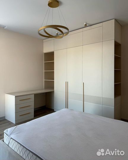 Большой шкаф в спальню