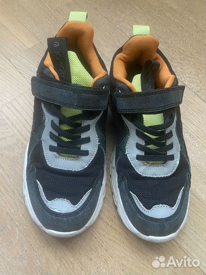 Кроссовки на мальчика 36