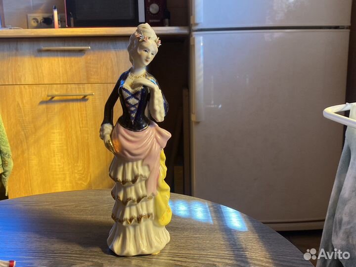 Статуэтка дама с веером