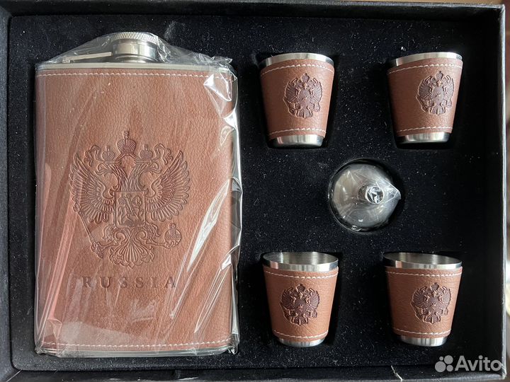Подарочный набор с фляжкой и 4 стопки новый
