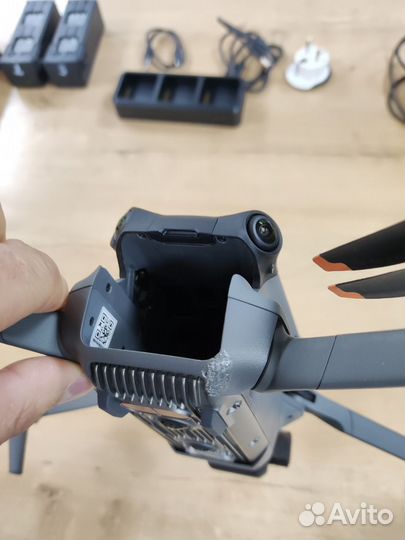 Квадрокоптер DJI Mavic 3 с тремя батареями