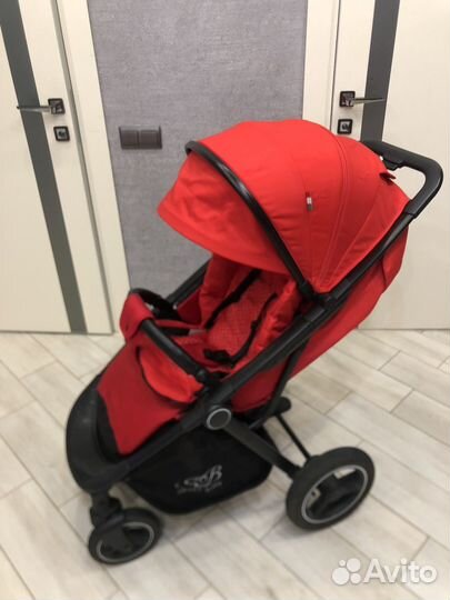 Прогулочная коляска с надувными колесами