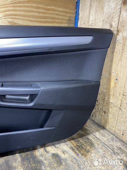 Обшивка передней правой двери Opel Astra H 79075