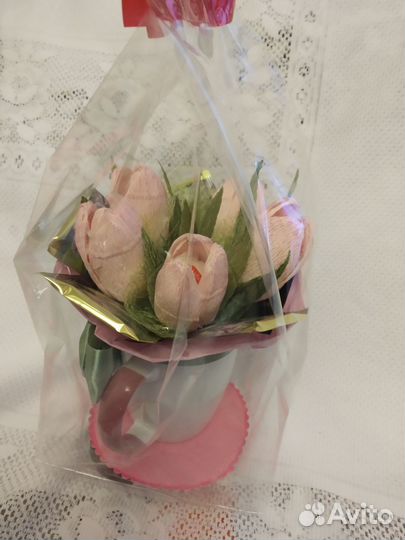 Букет из конфет и чая в кружке