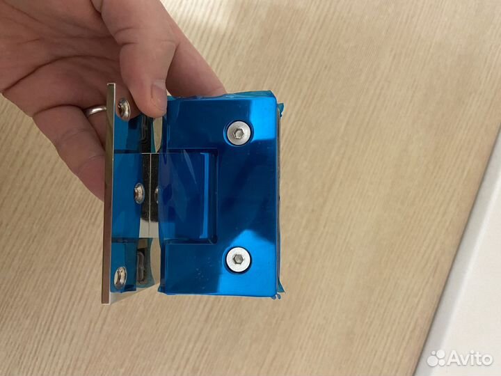 Петля для стеклянных дверей