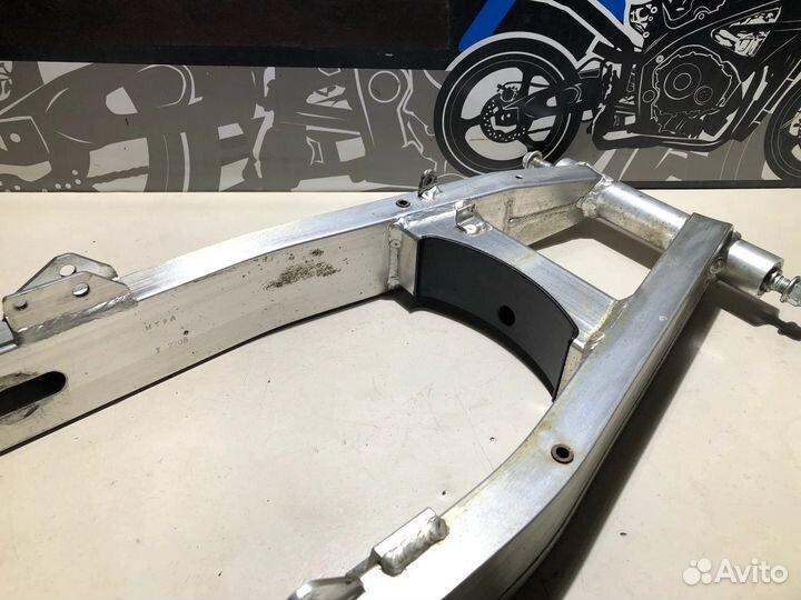 Маятник в сборе с осью Honda CB 400 SF NC31 1994г