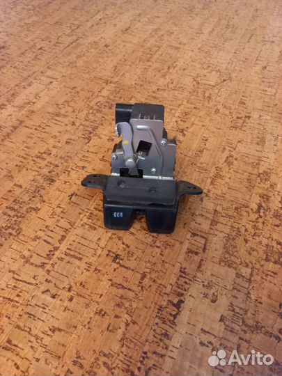 Замок багажника Kia Sorento xm2