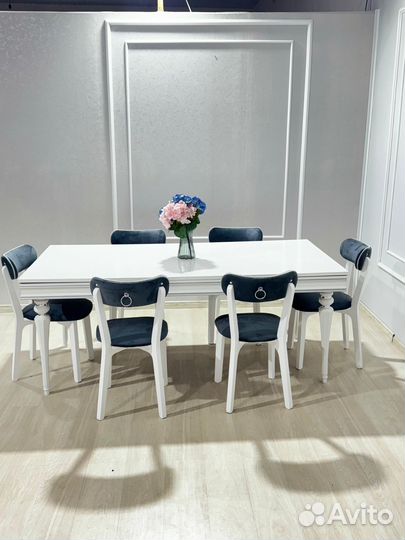 Стол и стулья