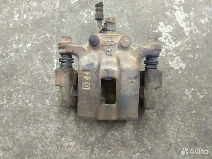 Суппорт тормозной задний Инфинити M35