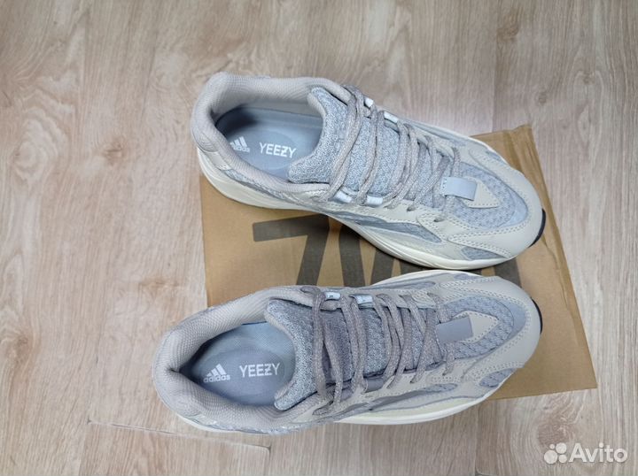 Кроссовки Adidas Yeezy Boost 700 v2