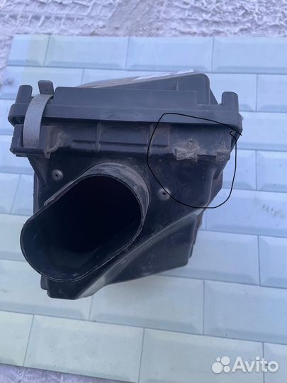 Корпус воздушного фильтра Nissan Avenir