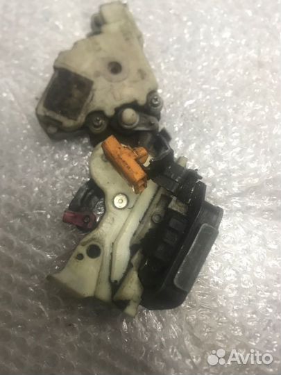 Замок двери задний правый Nissan Laurel HC34