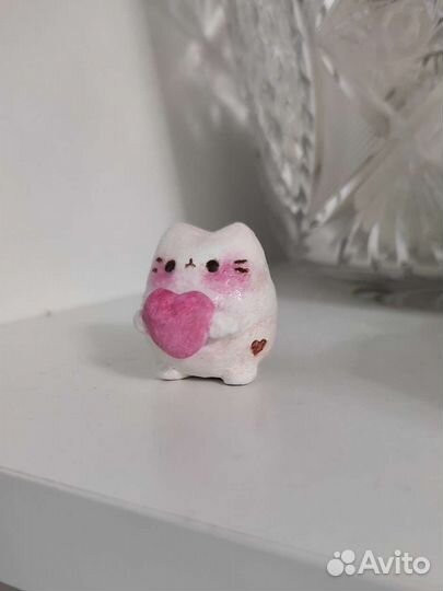 Фигурка котик с сердечком милая, в стиле акварели