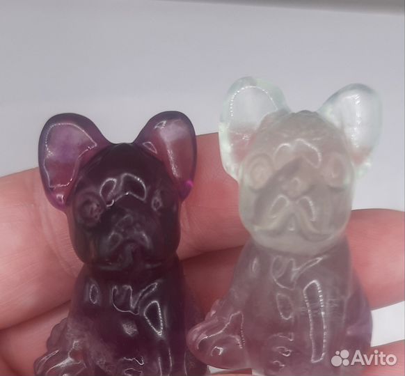 Камни и минералы. Фигурка собачка из флюорита