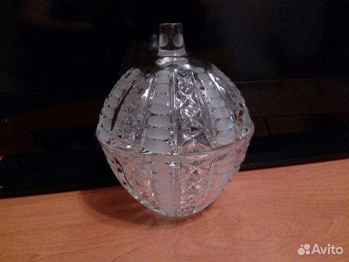 Хрустальная конфетница с крышкой