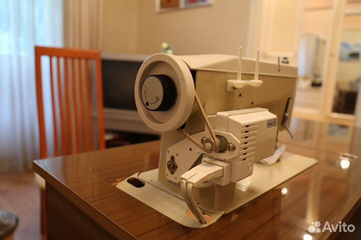 Швейная машинка со складным столом - тумбой