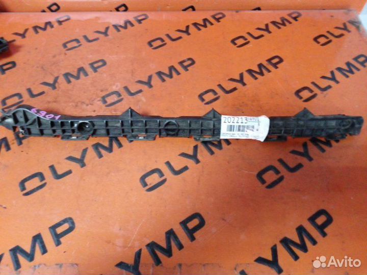 Крепление бампера заднее правое Toyota Corolla