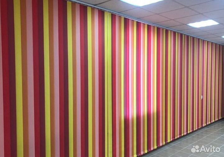 Рулонные шторы в коричневом коробе U2830