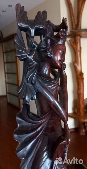 Статуэтка из красного дерева