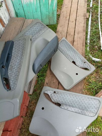 Сиденья, обшивка двери