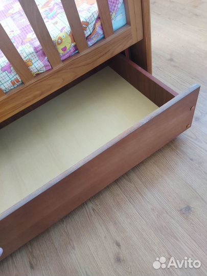 Детская кроватка с маятником