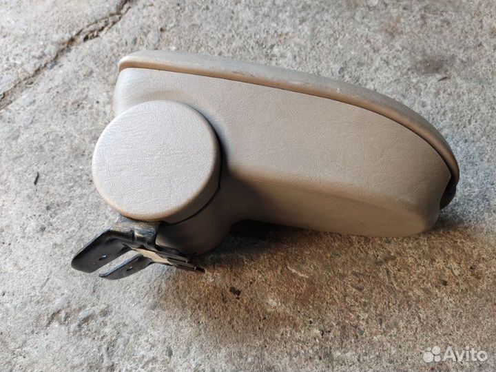 Подлокотник Ford Focus 1 седан 2.0I splitport 1999