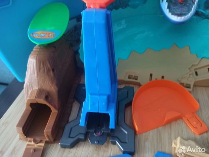 Hot wheels Схватка с акулой и track builder