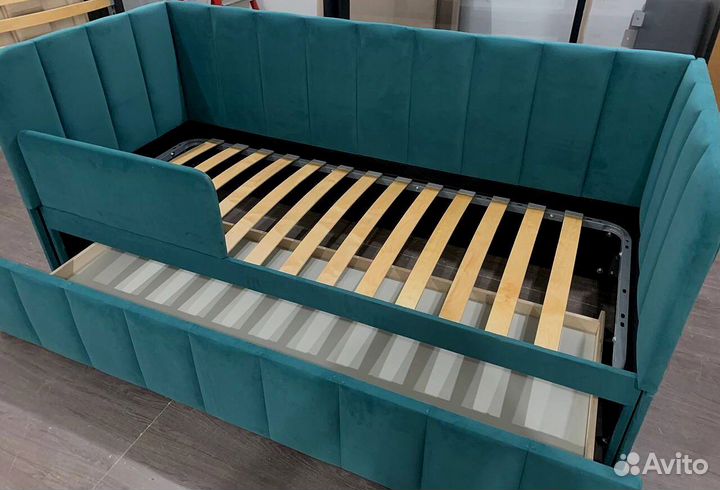 Детская кровать с бортиками и изголовьем