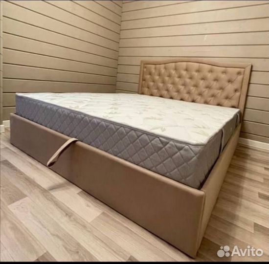 Кровать двухспальная с матрасом новая