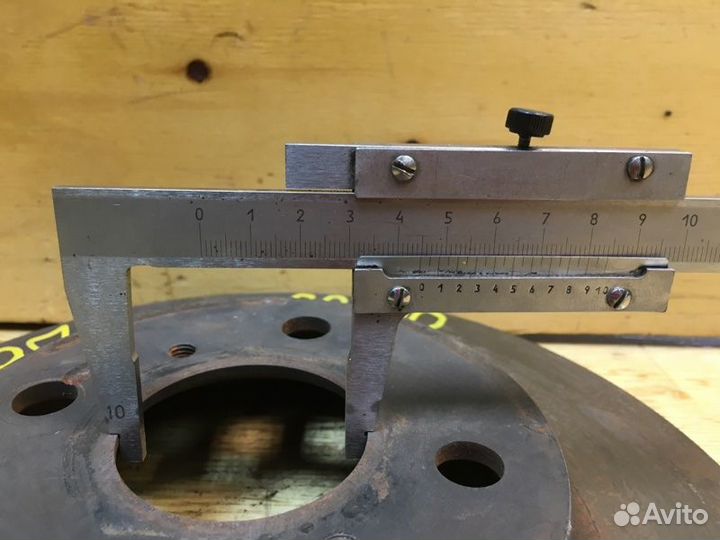 Диск тормозной передний правый Toyota Vitz SCP90