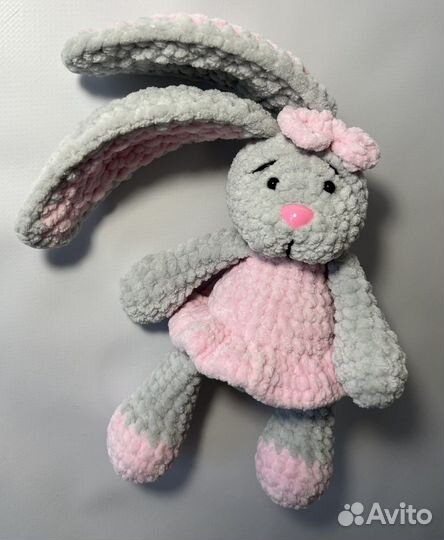 Вязаный плюшевый зайчик